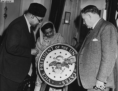 Barkley_showing_Vice_Presidents_seal_to_Ali_Khan