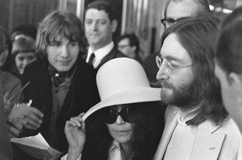 John_Lennon_&_Yoko_Ono_leave_Amsterdam_3